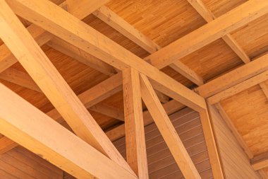 Çerçeveli evin ahşap çatısının yapımı.