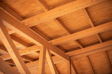 Çerçeveli evin ahşap çatısının yapımı.