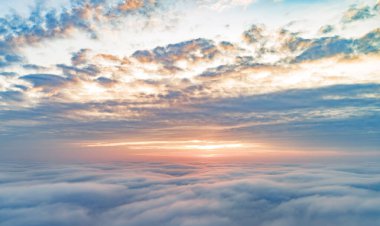 Bulutların üstünde uçmak. Gökyüzü bulutların üstünde.
