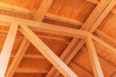 Çerçeveli evin ahşap çatısının yapımı.