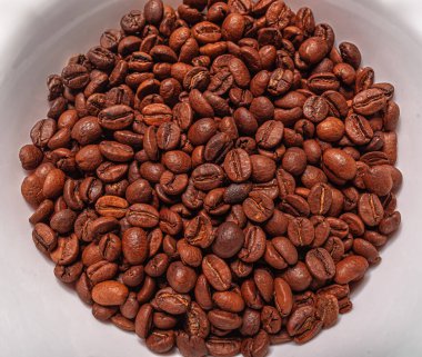 Kahve çekirdeklerine yakın çekim. Arka planda kahve çekirdekleri.