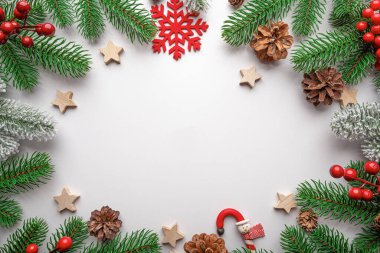 Noel arkaplanı. Noel arifesi kavramı. Beyaz arka planda hediye kutularının, köknar dallarının, oyuncakların üst görünümü.