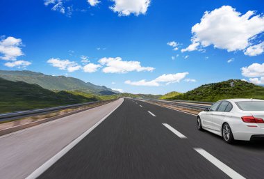 Araba otoban boyunca sürüyor. Etrafı resimlerle çevrili..