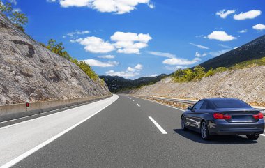 Araba otoban boyunca sürüyor. Etrafı resimlerle çevrili..