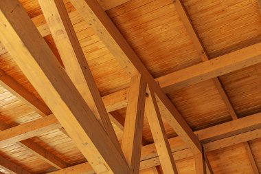 Çerçeveli evin ahşap çatısının yapımı.