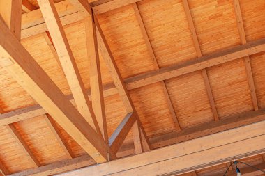 Çerçeveli evin ahşap çatısının yapımı.