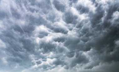 Mammatus bulutlarıyla dolu dramatik ve uğursuz bir gökyüzü yaklaşan bir fırtınanın habercisi, olağanüstü hava fenomeninin gücünü ve güzelliğini gösteriyor..