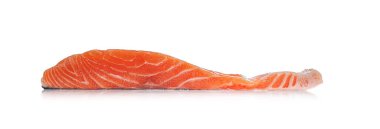 Canlı turuncu renkte taze, çiğ somon filetosu ve beyaz arka planda izole edilmiş beyaz misket..