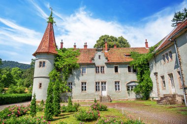 Schonborn Şatosu, Ukrayna, Karpatlar 'da çarpıcı bir 19. yüzyıl Neo-Romantik av sarayı.