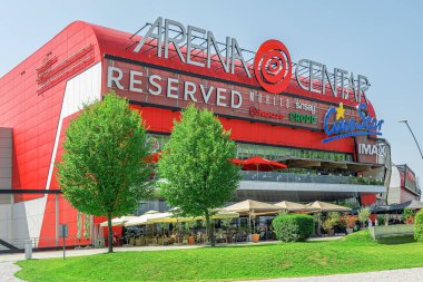 Zagreb, Hırvatistan - 24 Temmuz 2021: Hırvatistan 'ın Zagreb kentinde büyük bir hipermarket.