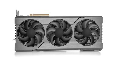 Oyun ve ileri bilgisayar görevleri için tasarlanmış, beyaz üzerine izole edilmiş, üçlü fan soğutma sistemine sahip yüksek performanslı bir grafik kartı..