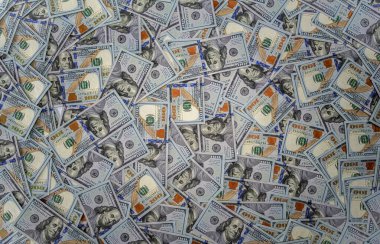 Yüz dolarlık kaotik banknotlar çerçeveyi dolduruyor, finansal bolluğu, para akışını ve ekonomik gücü sembolize eden dokulu bir arka plan oluşturuyor..