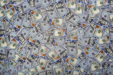 Yüz dolarlık kaotik banknotlar çerçeveyi dolduruyor, finansal bolluğu, para akışını ve ekonomik gücü sembolize eden dokulu bir arka plan oluşturuyor..