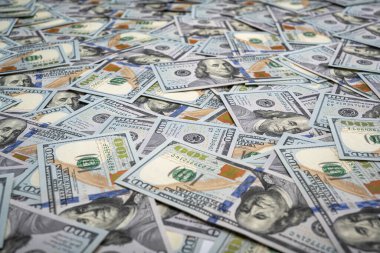 Yüz dolarlık kaotik banknotlar çerçeveyi dolduruyor, finansal bolluğu, para akışını ve ekonomik gücü sembolize eden dokulu bir arka plan oluşturuyor..