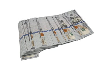 Kalın, düzgün sıralanmış yüz dolarlık banknotlar beyaz bir arka planda servetin, tasarrufların ve finansal bolluğun temsilcisi olarak yatıyor..
