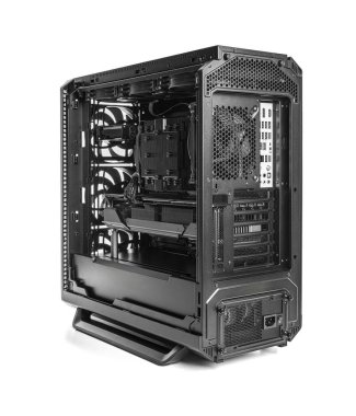 Bu resim, CPU soğutma, GPU ve verimli hava akışı tasarımı dahil olmak üzere iç bileşenlerine net bir yan görünümü olan yüksek performanslı bir PC vakasını gösterir..