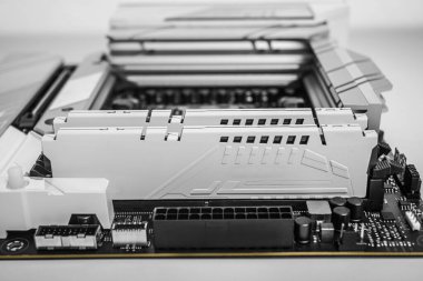 Yüksek performanslı ana kart, siyah-beyaz renkte parlak bir ısıtıcı tasarımı olan iki adet kurulu RAM modülünü gösteriyor..