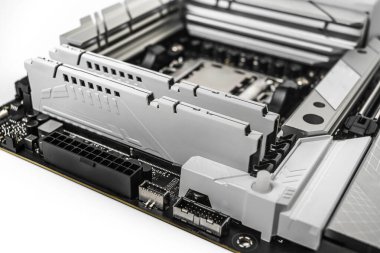 Yüksek performanslı ana kart, siyah-beyaz renkte parlak bir ısıtıcı tasarımı olan iki adet kurulu RAM modülünü gösteriyor..