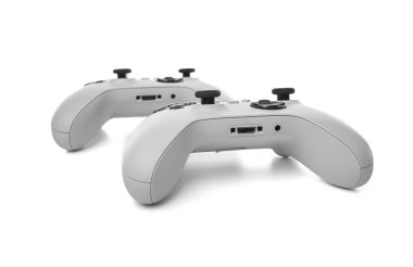 Siyah düğmeleri ve joystickleri olan modern beyaz oyun denetleyicisi, ergonomik ve ilgili oyun konsolları veya PC oyun ortamlarında oyun oynamak için tasarlandı.