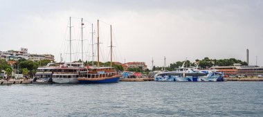 Split, Hırvatistan - 25 Temmuz 2023: Hırvatistan 'ın Split limanı, geleneksel yelkenliler ve modern feribotlar da dahil olmak üzere çeşitli gemilerin yoğun Adriyatik kıyısı boyunca demirlediği yer.