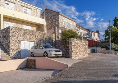 Hırvatistan 'ın Primosten kentindeki bir kıyı konutu, canlı mavi Adriyatik Denizi' ne bakıyor