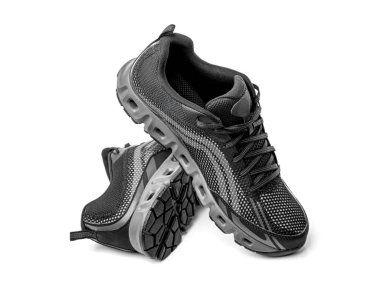 Beyaz arka planda izole edilmiş, nefes alınabilir bir tasarım sunan ve ideal performans ve konfor için yastıklı bir çift modern siyah ağlı spor ayakkabı..