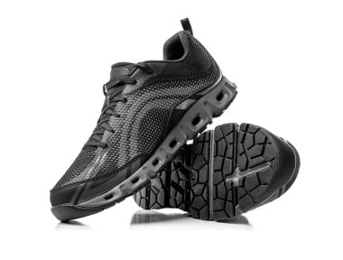 Beyaz arka planda izole edilmiş, nefes alınabilir bir tasarım sunan ve ideal performans ve konfor için yastıklı bir çift modern siyah ağlı spor ayakkabı..