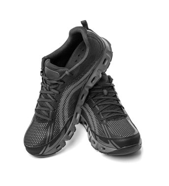 Beyaz arka planda izole edilmiş, nefes alınabilir bir tasarım sunan ve ideal performans ve konfor için yastıklı bir çift modern siyah ağlı spor ayakkabı..