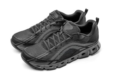 Beyaz arka planda izole edilmiş, nefes alınabilir bir tasarım sunan ve ideal performans ve konfor için yastıklı bir çift modern siyah ağlı spor ayakkabı..