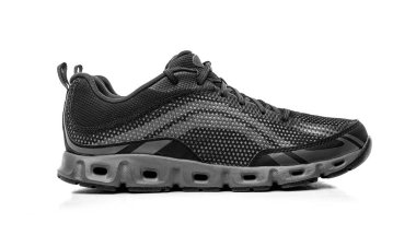Beyaz arka planda izole edilmiş, nefes alınabilir bir tasarım sunan ve ideal performans ve konfor için yastıklı bir çift modern siyah ağlı spor ayakkabı..