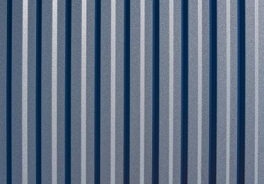 Endüstriyel ve inşaat uygulamalarında yaygın olarak kullanılan ayrıntılı doku ve deseni gösteren köşegen sırtlı eğimli metal levha yüzeyi.