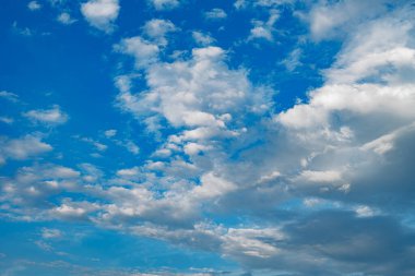 Dağınık bulutların oluşturduğu dramatik ve renkli akşam gökyüzü dinamik ve dingin doğal bir zemin oluşturuyor..