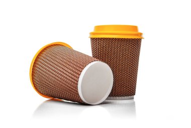 İki adet tek kullanımlık kahve fincanı, desenli kahverengi kollu ve beyaz arka planda izole edilmiş parlak sarı kapaklı..