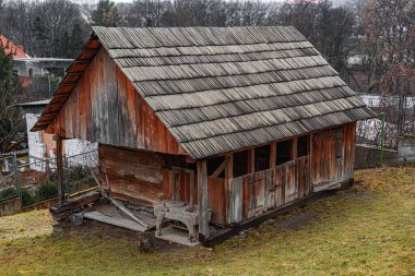 Köy mirası köyünde dokuma ahşap çitlerle çevrili sazdan çatılı ve küçük pencereli geleneksel ahşap kulübe..