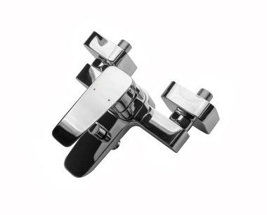 Beyaz arka planda izole edilmiş tek kollu modern, cilalı bir musluk..