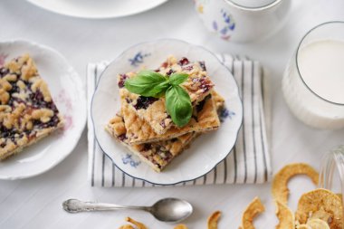 Reçelli ev yapımı kısa hamurlu pasta.                     