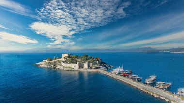 Kuşadası 'ndaki Güvercin Adası' nın (Gvercinada) Havadan Görünümü, Ege Denizi ile çevrili Türkiye Tarihi Kalesi Işık Bulutları Altında