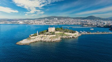 Kuşadası 'ndaki Güvercin Adası' nın (Gvercinada) Havadan Görünümü, Ege Denizi ile çevrili Türkiye Tarihi Kalesi Işık Bulutları Altında