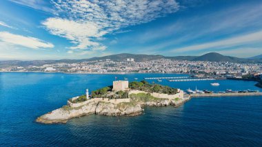 Kuşadası 'ndaki Güvercin Adası' nın (Gvercinada) Havadan Görünümü, Ege Denizi ile çevrili Türkiye Tarihi Kalesi Işık Bulutları Altında
