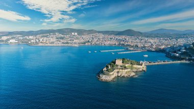 Kuşadası 'ndaki Güvercin Adası' nın (Gvercinada) Havadan Görünümü, Ege Denizi ile çevrili Türkiye Tarihi Kalesi Işık Bulutları Altında