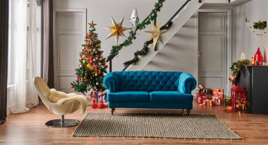 Hediyeler ve şömineli Noel ağacı.