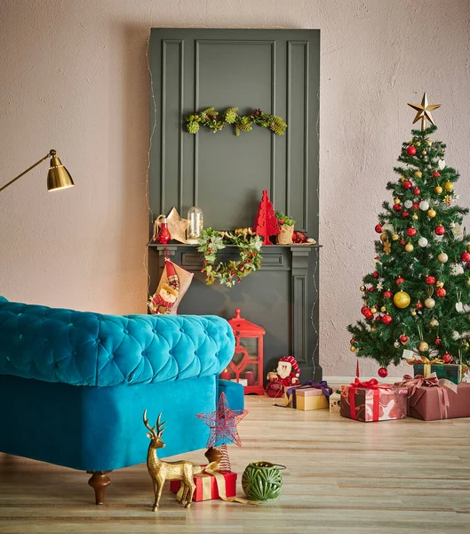 新年室内概念与黑色壁炉 圣诞树装饰 扶手椅和礼品盒风格 — 图库照片
