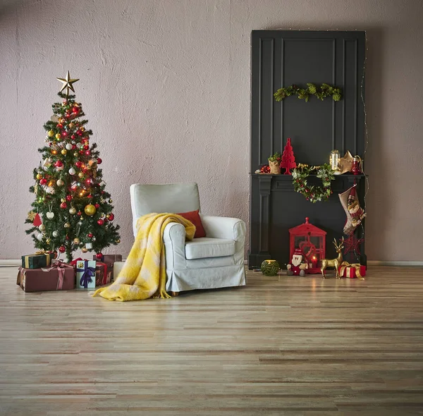 Концепция Новогоднего Интерьера Черным Камином Орнаментом Елки Креслом Подарочной Коробкой — стоковое фото