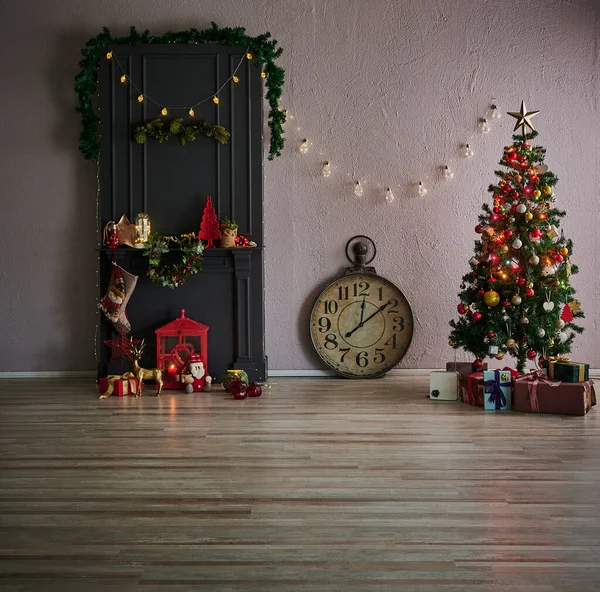 黑色壁炉 圣诞树装饰品礼品盒配件和快乐新年理念室内装饰 — 图库照片