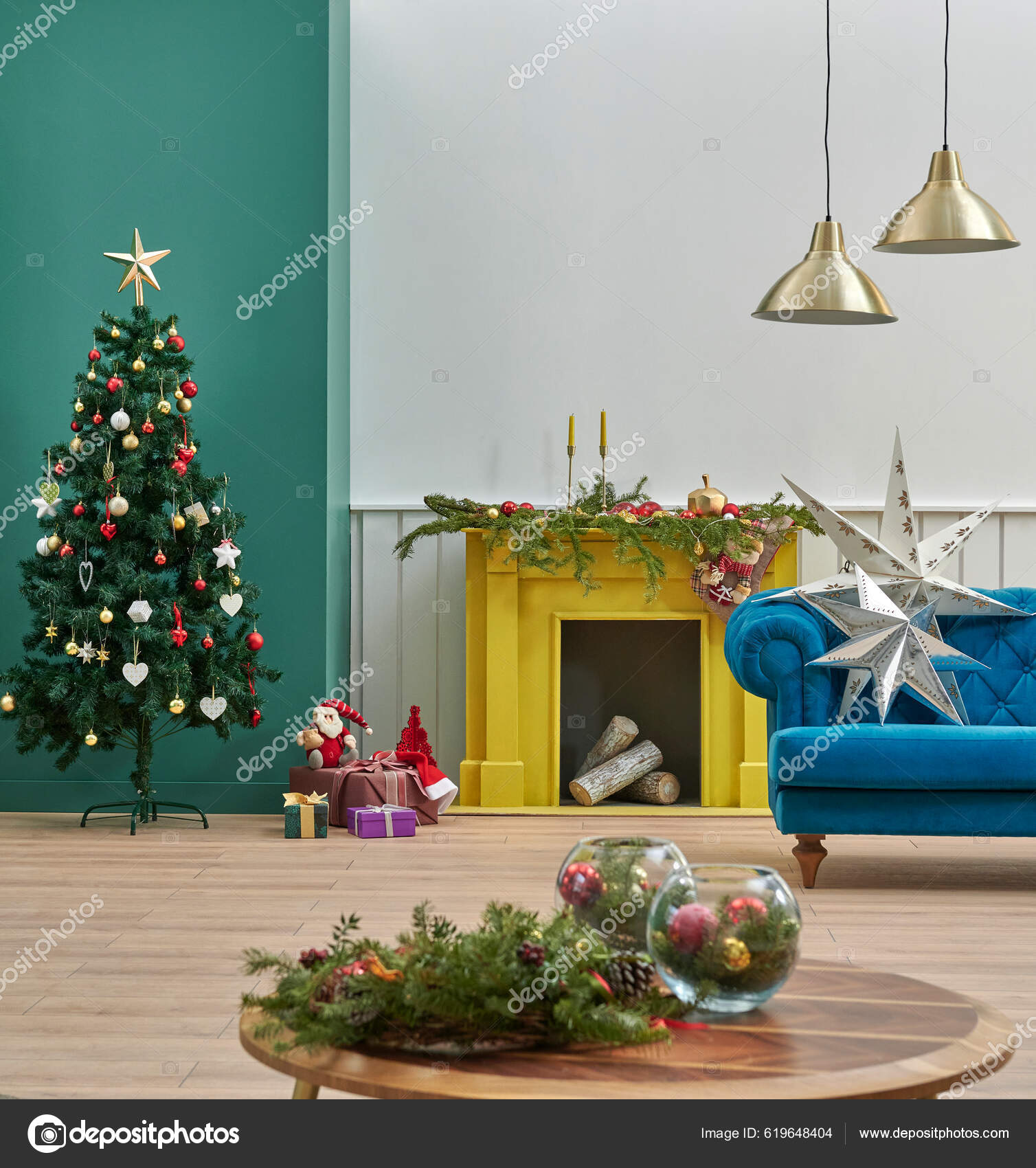 Grüne Und Weiße Wand Zimmer Glückliches Neues Jahr Konzept Weihnachtsbaum -  Stockfotografie: lizenzfreie Fotos © UnitedPhotoStudio 619648404