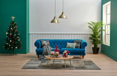 Beyaz ve yeşil duvar arka plan tarzı altın lamba, mavi kanepe, yeni yıl süsü, kahverengi zeminde orta masa ve halı, bitki vazosu..