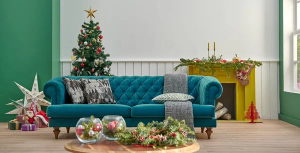 黄色壁炉白墙和绿墙背景房风格 圣诞树 礼品盒和家具设计 — 图库照片