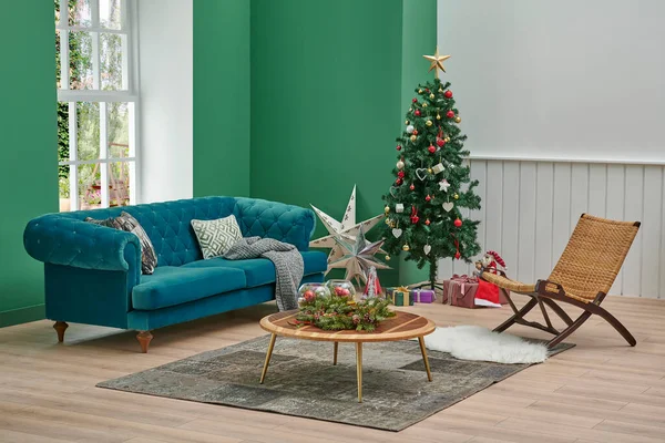 白色绿墙新年风格 壁炉室内设计和地毯设计 沙发扶手椅家具 — 图库照片