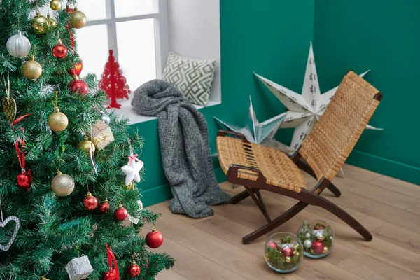 Зеленый Уголок Стиле Комнаты Крупный План Рождественской Новогодней Елки Мебель — стоковое фото