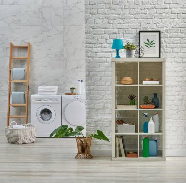 Lavabo aynası ve çamaşır makinesi tarzıyla beyaz banyo seramik duvar iç mimarisi, tuğla duvar dolabı ve ev dekorasyonu, temizlik malzemesi.